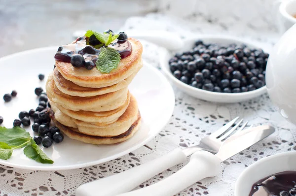 Petit Déjeuner Avec Thé Crêpes Bleuets Frais Menthe Sur Fond — Photo