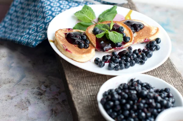 Frühstück Mit Tee Pfannkuchen Frischen Blaubeeren Und Minze Auf Dem — Stockfoto