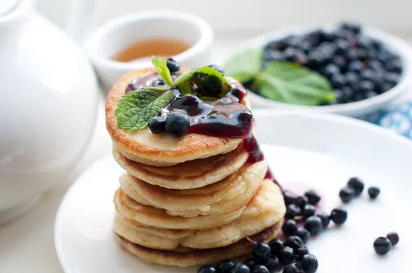 早餐与茶 新鲜蓝莓和薄荷白色背景 白盘上的煎饼 — 图库照片