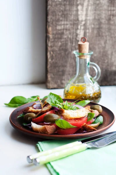 Italienischer Panzanella Salat Mit Brot Tomaten Basilikum Kapern Roten Zwiebeln — Stockfoto