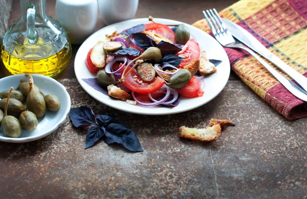 Italienischer Panzanella Salat Mit Brot Tomaten Basilikum Kapern Roter Zwiebel — Stockfoto