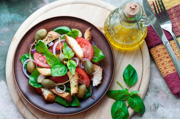 Italienischer Panzanella Salat Mit Brot Tomaten Basilikum Kapern Roter Zwiebel — Stockfoto