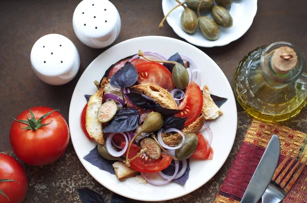 Insalata Panzanella Italiana Con Pane Pomodori Basilico Capperi Cipolla Rossa — Foto Stock