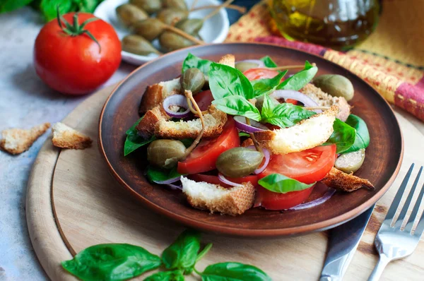 Ensalada Italiana Panzanella Con Pan Tomates Albahaca Alcaparras Cebolla Roja —  Fotos de Stock