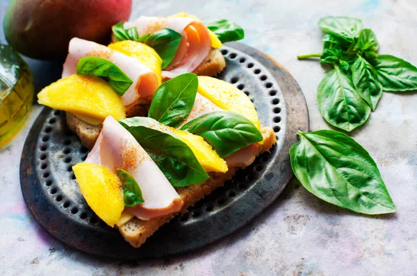 Sandwiches Mit Mango Schinken Frischkäse Basilikum Und Olivenöl Auf Einem — Stockfoto