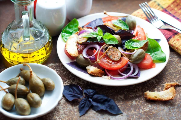 Italienischer Panzanella Salat Mit Brot Tomaten Basilikum Kapern Und Olivenöl — Stockfoto