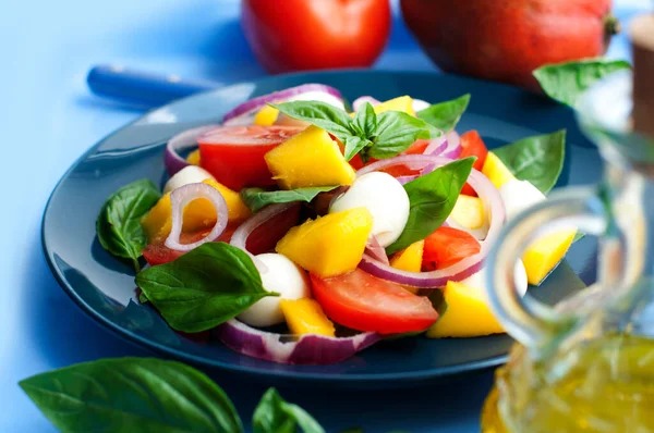 Salat Mit Mango Mozzarella Basilikum Roten Zwiebeln Tomaten Frischkäse Und — Stockfoto