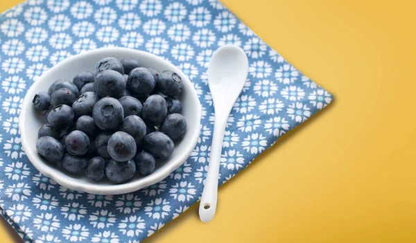 Blueberries White Plate Spoon Yellow Background — Stock Photo, Image