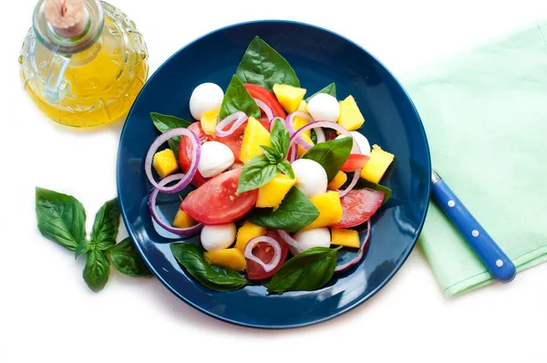 Salat Mit Mango Mozzarella Basilikum Roten Zwiebeln Tomaten Frischkäse Und — Stockfoto