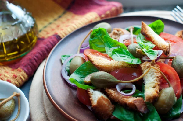 Italienischer Panzanella Salat Mit Brot Tomaten Basilikum Kapern Und Olivenöl — Stockfoto