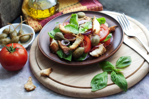 Italienischer Panzanella Salat Mit Brot Tomaten Basilikum Kapern Und Olivenöl — Stockfoto