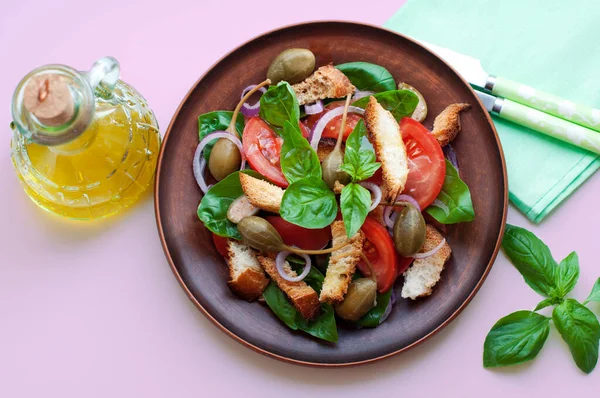 Italienischer Panzanella Salat Mit Brot Tomaten Basilikum Kapern Und Olivenöl — Stockfoto