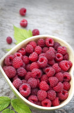 kalp şeklinde bir kapta ahududu