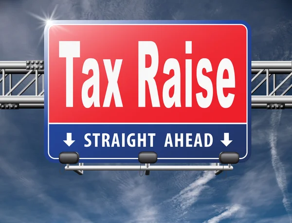 Steuer erhöht Verkehrszeichenschild — Stockfoto