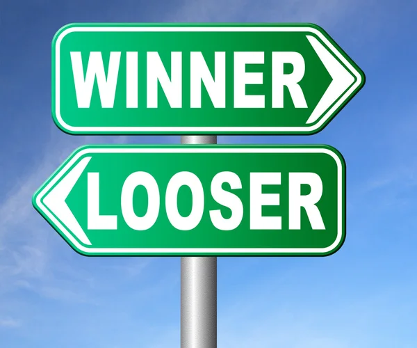 Ganador o perdedor flechas de la señal de tráfico — Foto de Stock