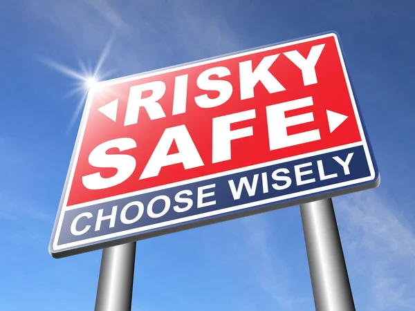 Znak drogowy bezpieczny czy ryzykowne — Zdjęcie stockowe