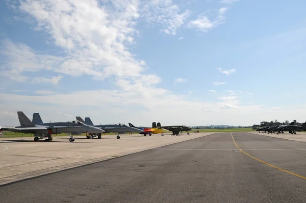 Aviones Miitary estacionados en la pista de aterrizaje en una exhibición aérea — Foto de Stock