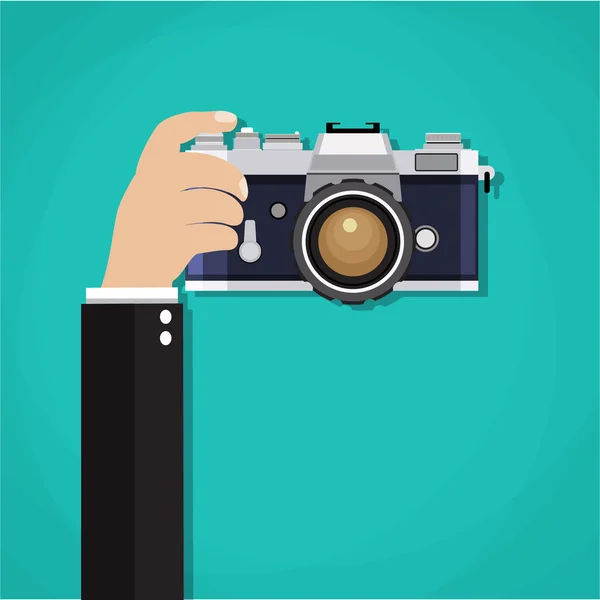 Επίπεδη απεικόνιση του φωτογραφική μηχανή με το χέρι που κατέχει — Διανυσματικό Αρχείο
