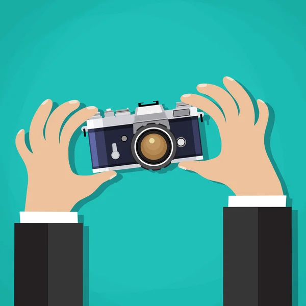 Επίπεδη απεικόνιση του φωτογραφική μηχανή με το χέρι που κατέχει — Διανυσματικό Αρχείο