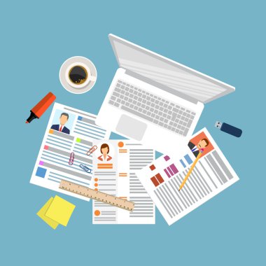 Belgeler ve dizüstü bilgisayar ile çalışma alanı'nın Üstten Görünüm.