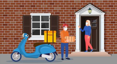 Teslimatçı bir yığın pizza getiriyor.