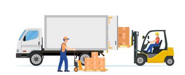 Forklift palet kutularını kamyona yüklüyor.