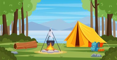 Ormandaki yaz kampında şenlik ateşi, çadır, sırt çantası ve fenerle.