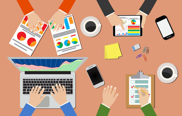 Персонал за столом
