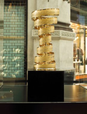 Milano, İtalya 21 Ekim 2020: The Infinite Trophy, Giro D 'Italia' nın sembolü, Vittorio Emanuele galerisinde sergilendi.