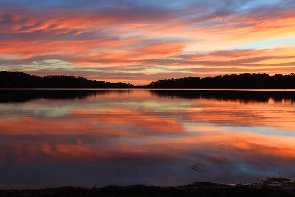 日の出と空の火災や鏡の反射の美しいナラビーン湖になった オーストラリアのシドニー — ストック写真