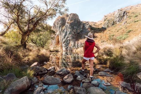 Una Mujer Disfruta Impresionantes Vistas Cuevas Creek Que Burbujea Desde — Foto de Stock