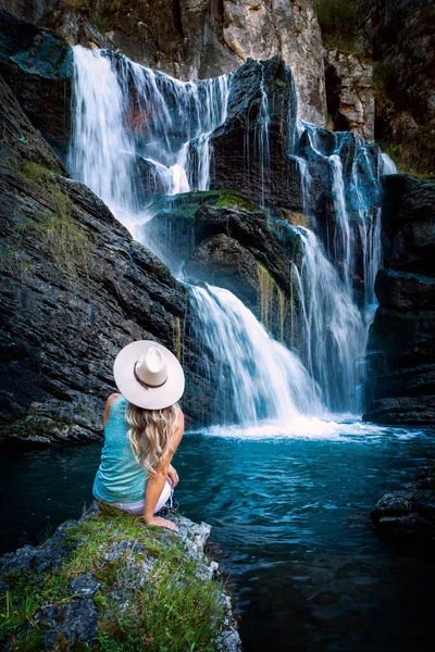 Frauen Hochland Sitzen Einem Wunderschönen Wasserfall Und Einem Natürlichen Mineralsteinbecken — Stockfoto