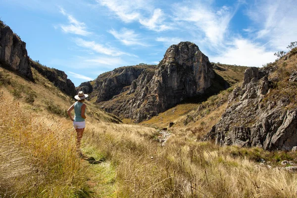 Mujer Explorando Admirando Las Montañas Nevadas Llanuras Altas Gargantas Nsw — Foto de Stock