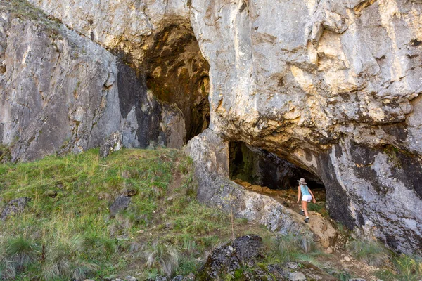 Exploradora Entrando Sistema Cuevas Terreno Montañoso Australia — Foto de Stock
