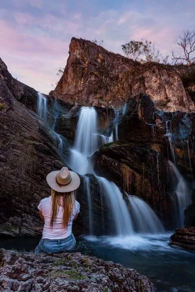 Eine Frau Sitzt Einem Wunderschönen Bergwasserfall Und Felsenpool — Stockfoto