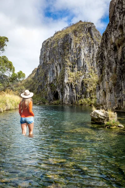 Una Mujer Viajera Australia Encuentra Arroyo Montaña Poco Profundo Con — Foto de Stock