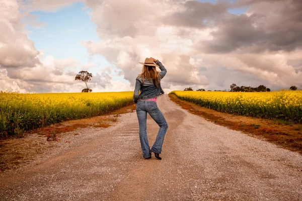 Aussie Country Girl Demin Jeans Och Jacka Står Mitt Grusväg — Stockfoto