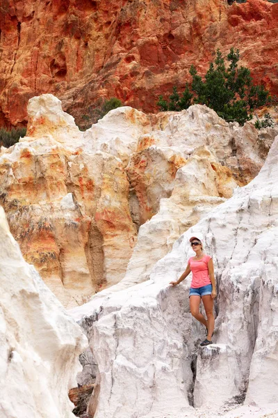 Turista Explorando Los Acantilados Rojos Blancos Ben Boyd Australia — Foto de Stock