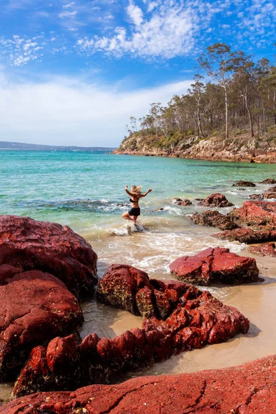 Une Femme Jouant Paradis Plage Courant Dans Les Eaux Bleu — Photo