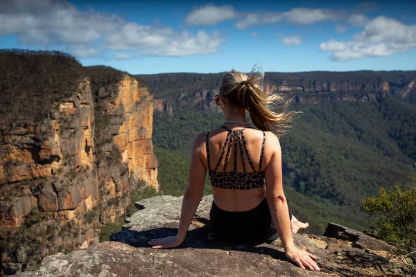 Woman Relaxing Cliff Scenic Mountain Valley Views Her Pony Tail — Stock Photo, Image