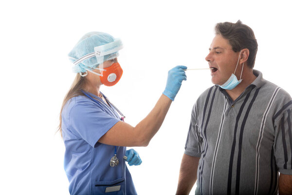 Женщина-медицинский работник мажет мужчину на предмет инфекционных заболеваний, таких как атипичная пневмония или COVID-19 или пандемия гриппа