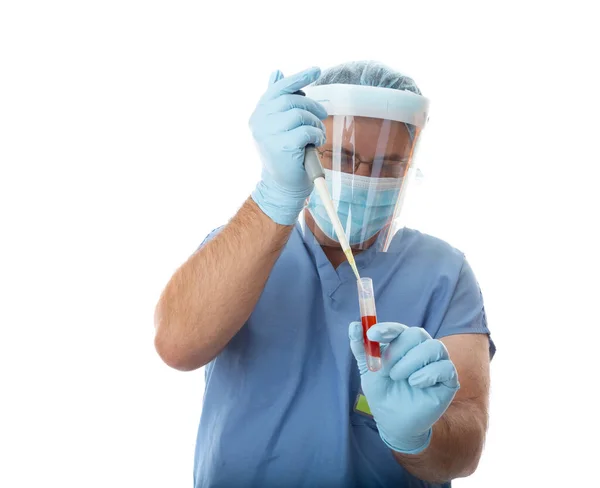 医療従事者が患者のサンプルをピペッティング — ストック写真