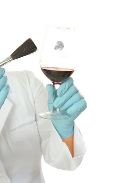 Cientista forense a limpar impressões digitais de vidro — Fotografia de Stock