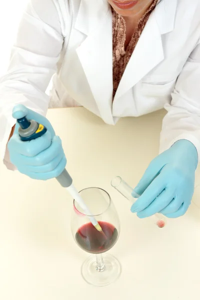 Naukowiec za pomocą pipety pobrać próbkę — Zdjęcie stockowe