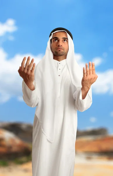 Blízkovýchodní arabské muž s rukama nataženýma — Stock fotografie