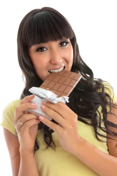 Vacker flicka äter ett block av choklad — Stockfoto