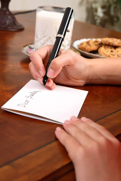 Ragazzo o ragazza che scrive una lettera a Babbo Natale — Foto Stock