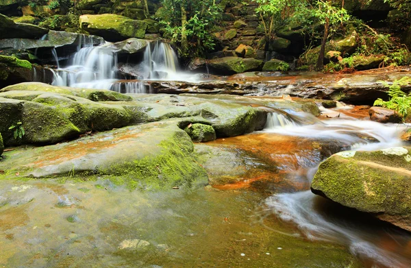 Ruhe Wasserfälle und moosbewachsene Felsen — Stockfoto