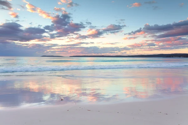 Vrij pastel dageraad zonsopgang op Hyams Beach Nsw, Australië Rechtenvrije Stockfoto's