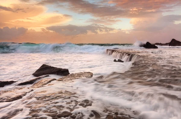 Vlny vodopády a mořské pěny — Stock fotografie